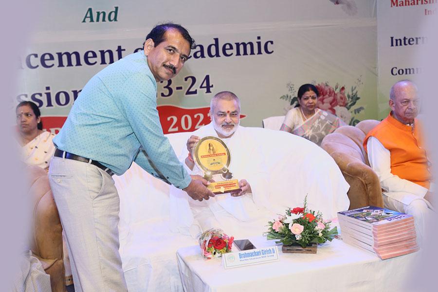 International Day of Peace and the commencement of the academic session of Maharishi Institute of Management, Indore. Padmashree Dr. Janak Palta Magligan was the chief guest of the programme and international poet Professor Rajeev Sharma and Dr. Rajeev Dixit DCDC, Devi Ahilya University were the special guests. 